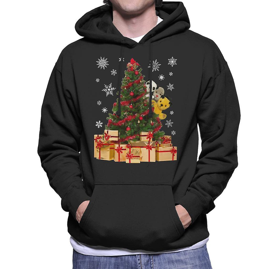 Sooty Christmas Characters Peeking Around Xmas Tree Men's Hooded Sweatshirt Black Medium