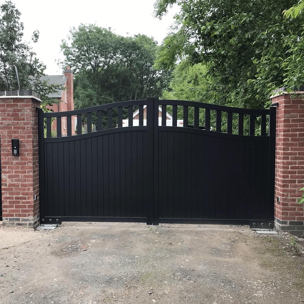 Radlett Aluminium Driveway Gate